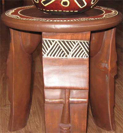Столик с тремя ножками