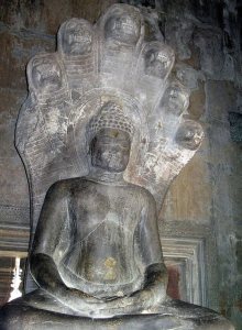 Будда.Камбоджа. Уже почти современный вид, но есть нимб и одежда выше пояса