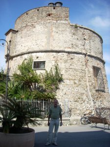 Башня «сарацинской» крепости в Алассио