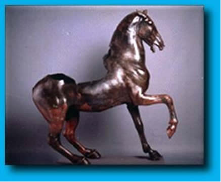 Бронзовая статуя коня